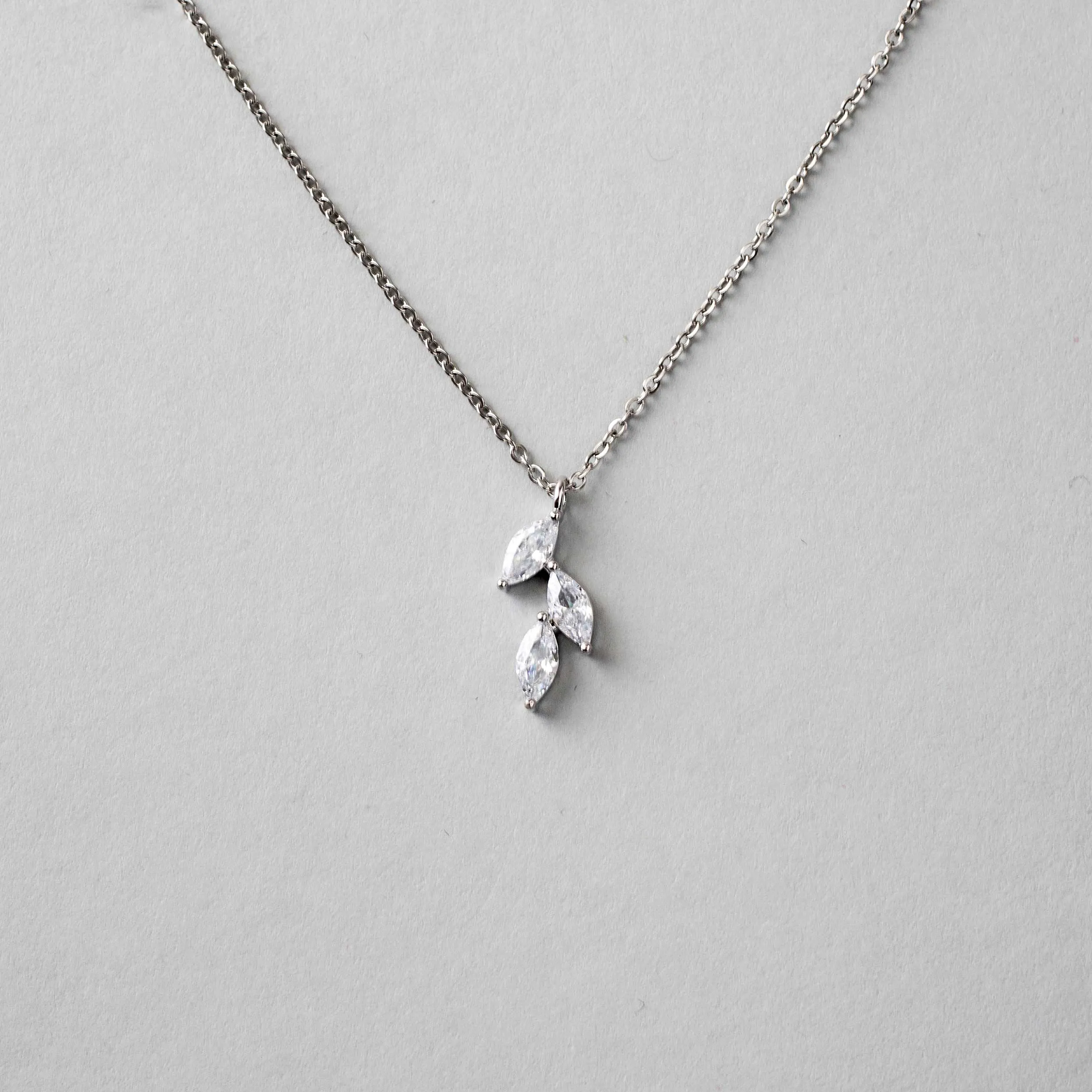 Dainty Leaf Pendant Necklace