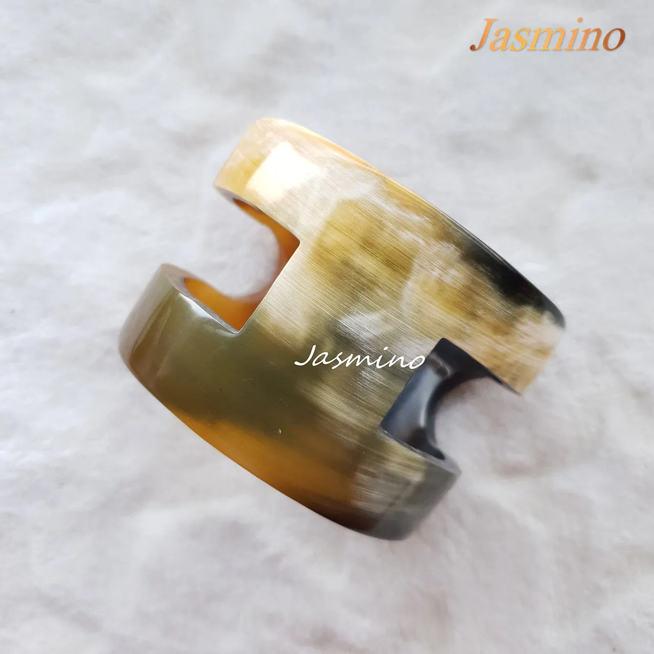 Natural Handmade Bracelet for Women J17686, Made by Horn and Lacquer.