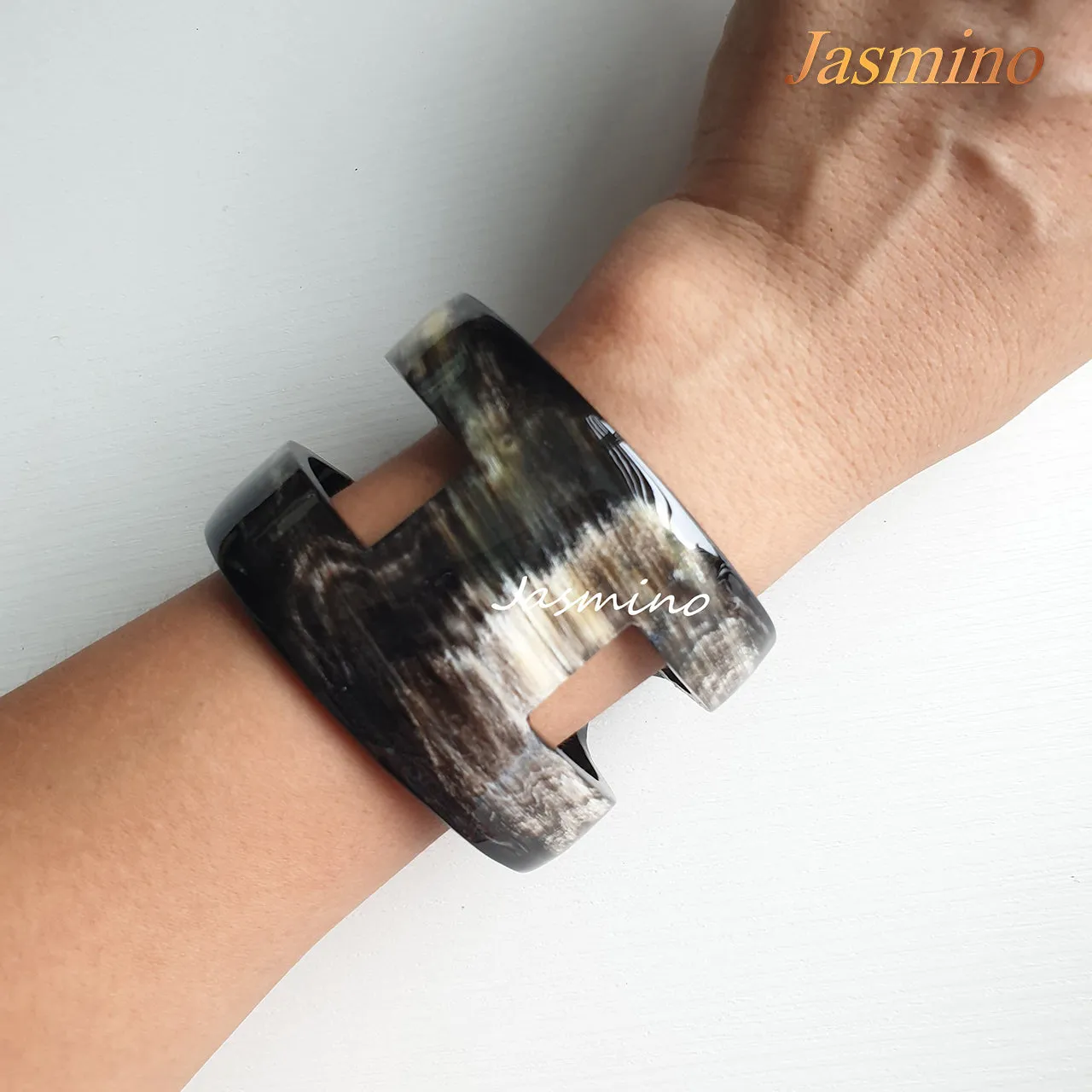 Natural Handmade Bracelet for Women J17686, Made by Horn and Lacquer.