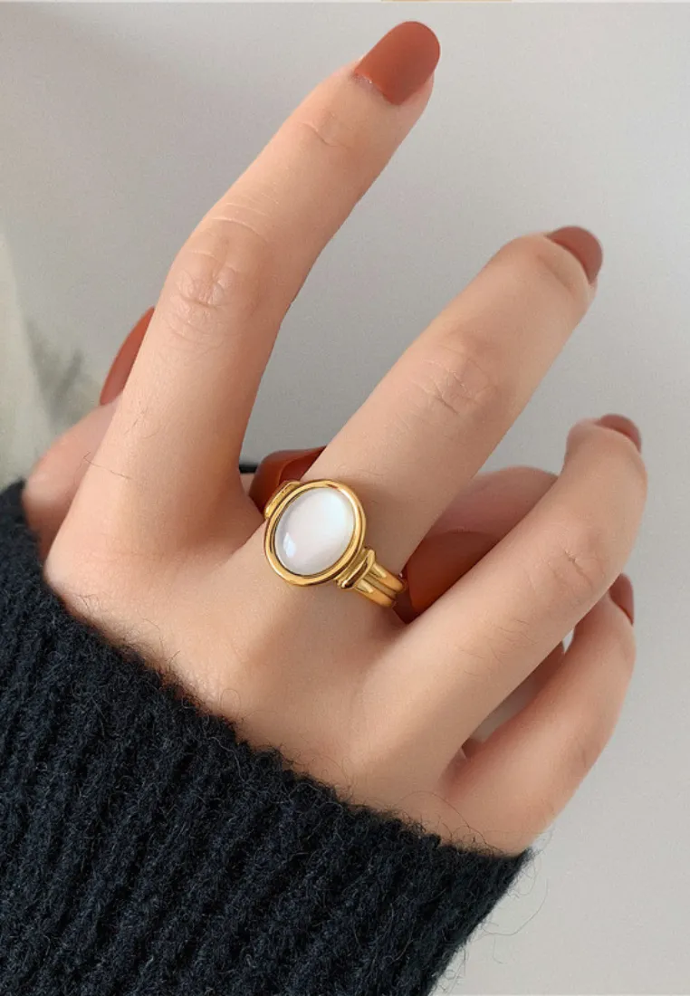 Yuri Engravable Mother of Pearl Band Ring in Gold